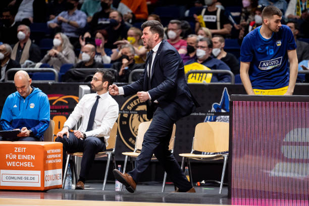 然拿到赛点 然拿到赛点